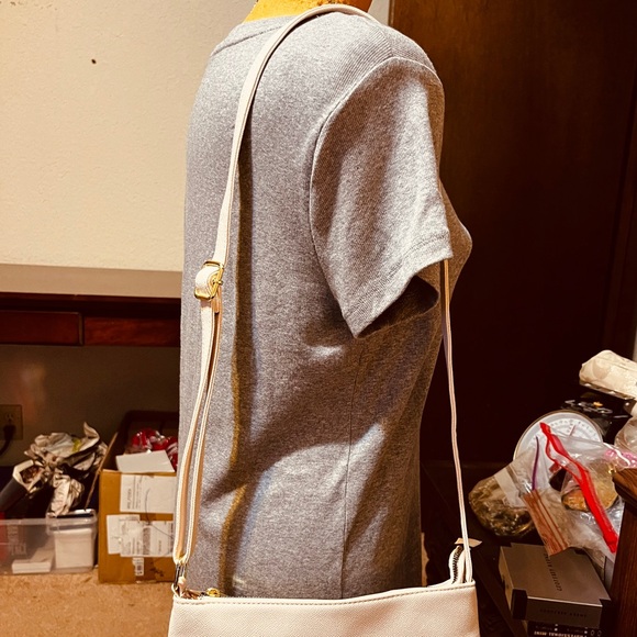 Elegant Cream London Fog Crossbody Bag - Picture 3 of 11